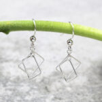 BirBirine Bağlı Kare Sarkan Küpe