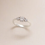 Yuvarlak Moissanite Trilogy Yüzük